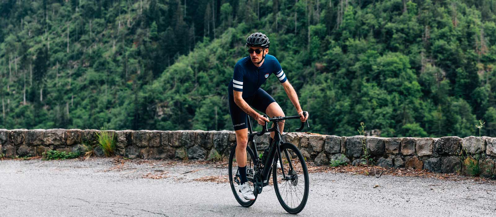 Cyklisté v modrém dresu Francette Col d’Èze Café du Cycliste