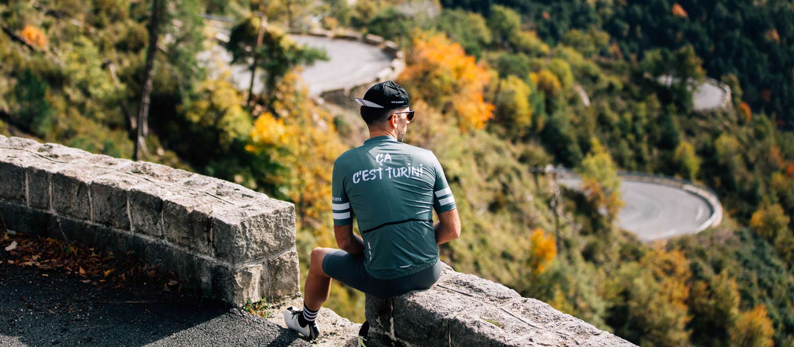 Cyklista v zeleném dresu Francette Col de Turini Café du Cycliste
