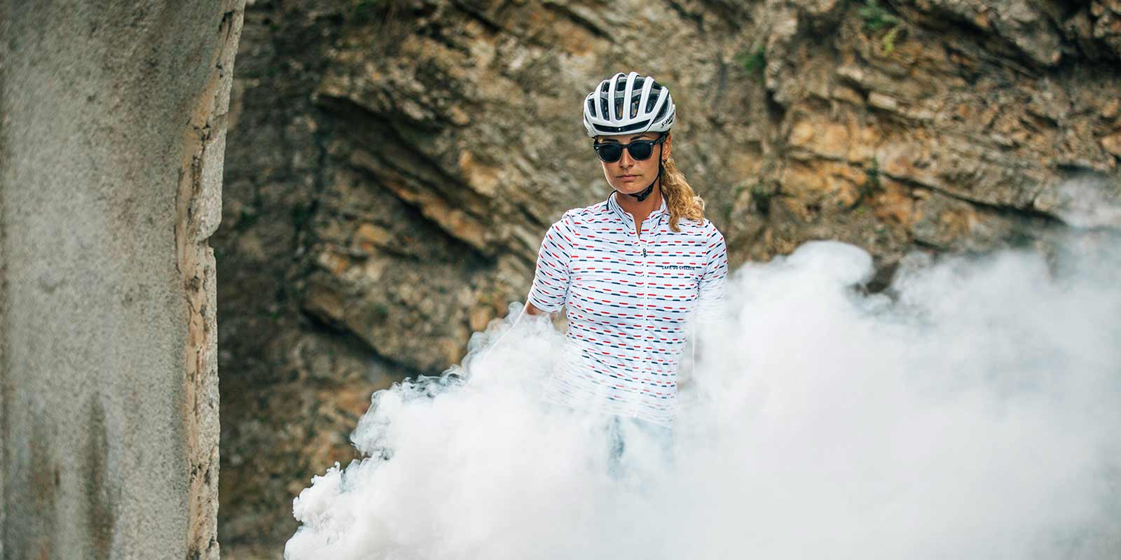 Cyklistka v dresu Francine Bastille Café du Cycliste