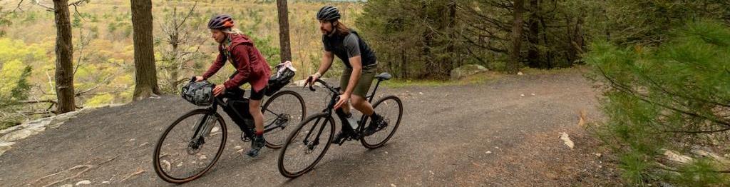 Dva cyklisté na gravelových kolech GT Grade Carbon v terénu