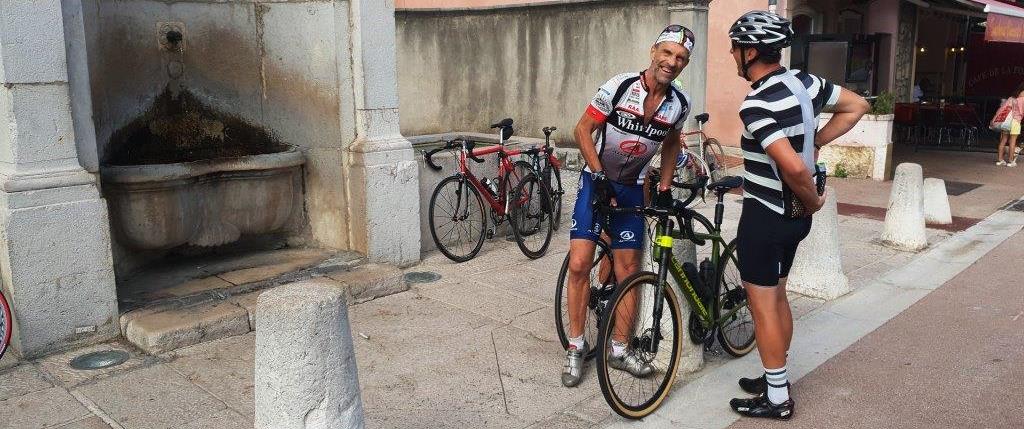 Jiří Novotný hovoří s cyklistou během vyjížďky ve Francii