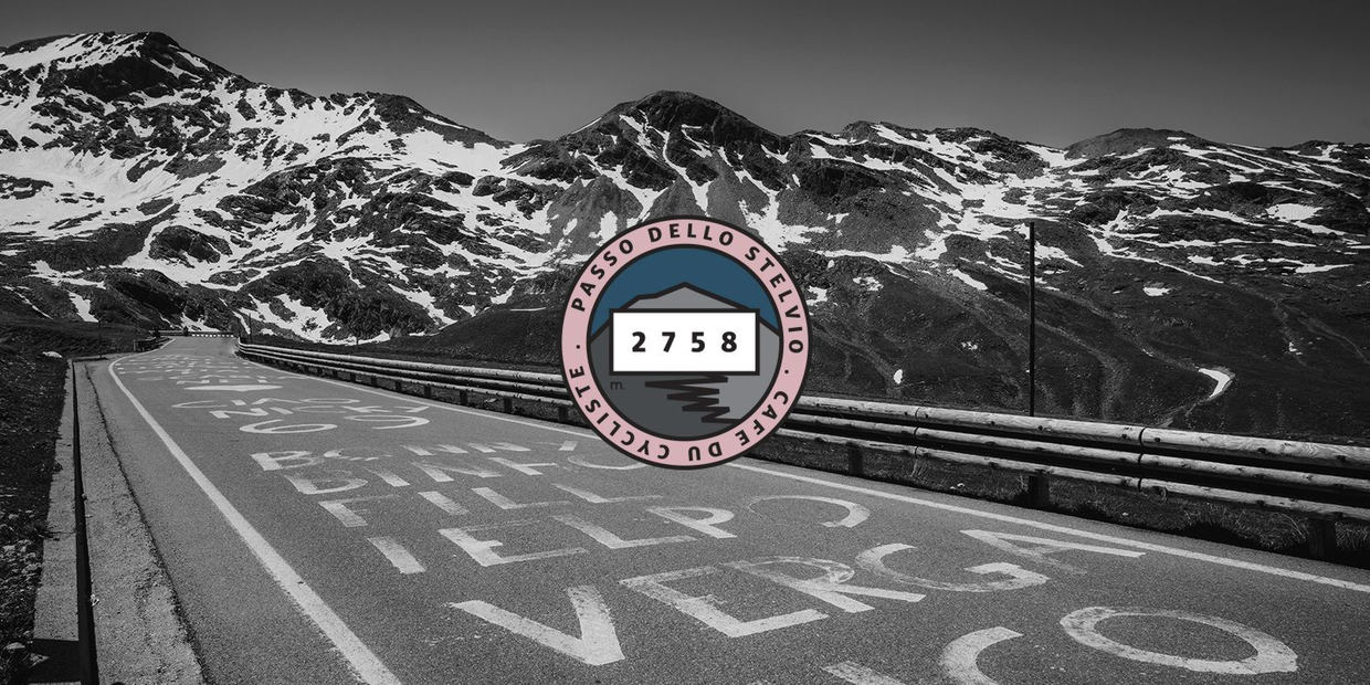 Serpentiny silnice na Passo dello Stelvio v italských Alpách