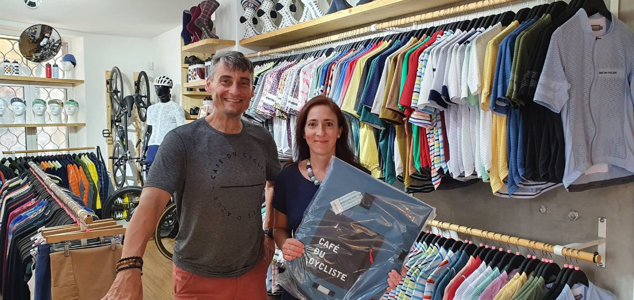 Magdalena Martinská s modrým batohem Café du Cycliste v roce 2022