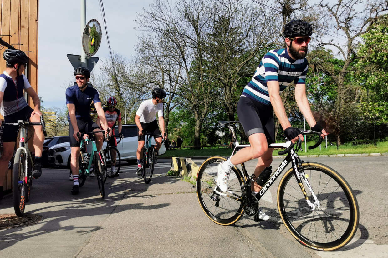 Silniční cyklisté při úterní skupinové vyjížďce Veloklasiku