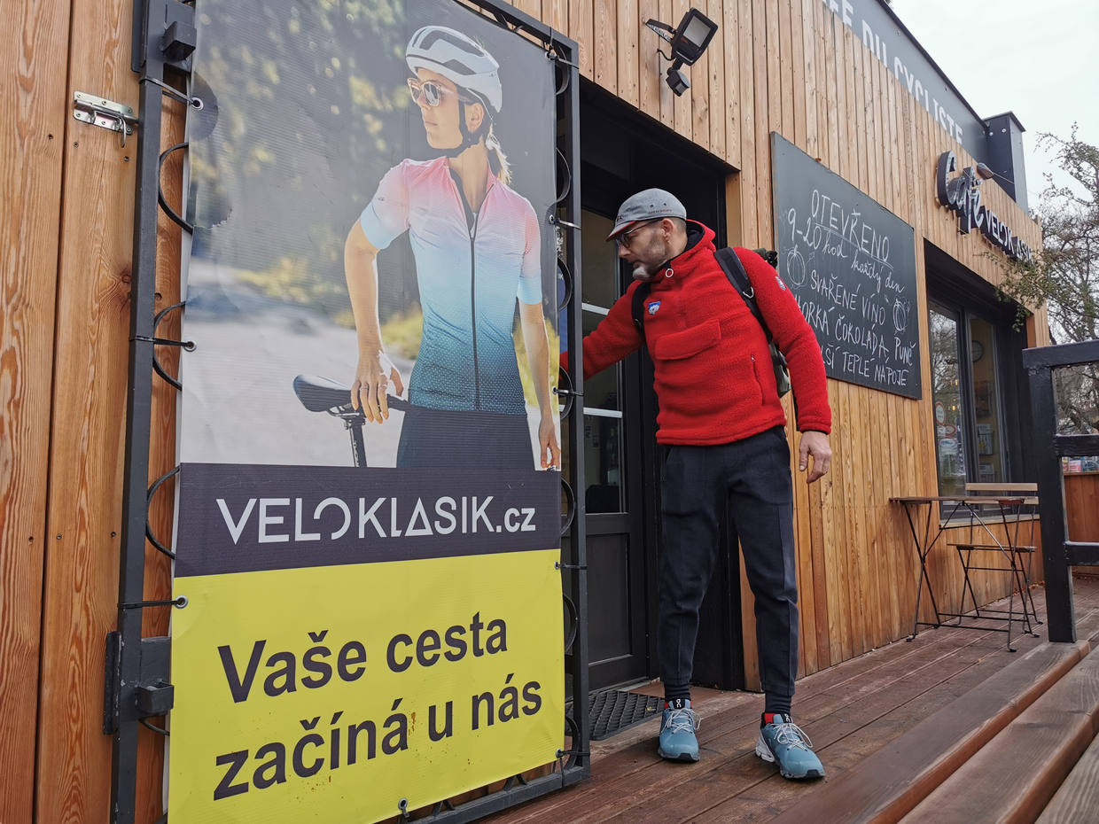 Vlasta z Veloklasiku v oblečení z dobového rozhovoru roku 2021