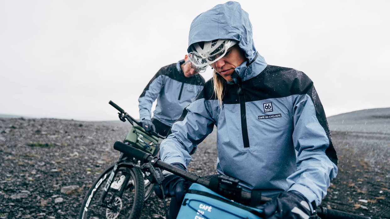 Detail bundy ze spolupráce Café du Cycliste a 66 North z roku 2021