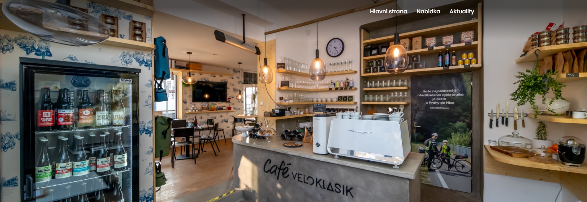 Interiér Veloklasiku s kavárnou a cyklistickým butikem