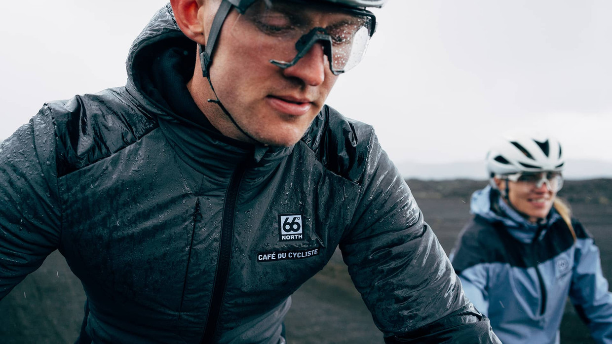 Cyklista testující zimní bundu v otevřené islandské krajině