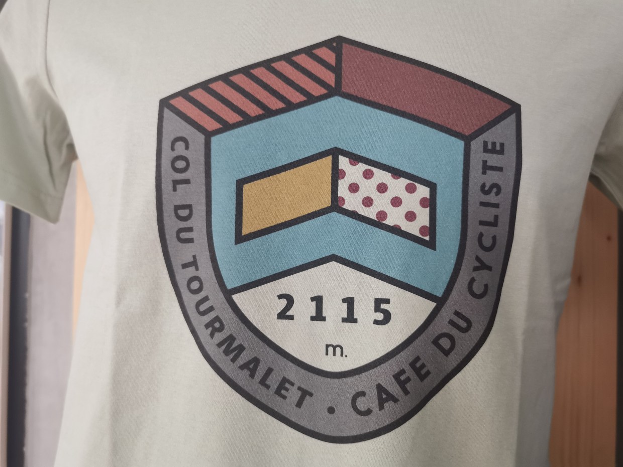 Tričko Café du Cycliste s motivem Col du Tourmalet v roce 2022