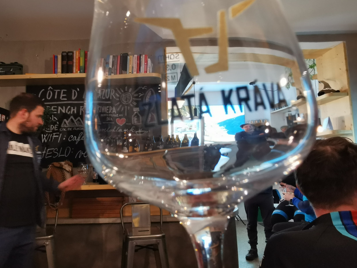 Atmosféra pivní degustace ve Veloklasiku s občerstvením pro hosty