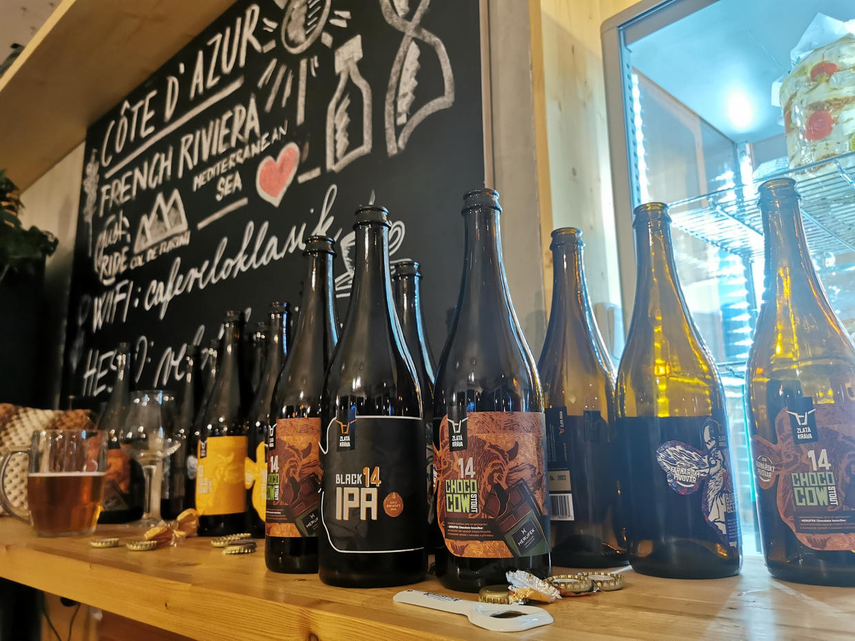 Vzorky piva při degustaci minipivovaru Zlatá kráva v Braníku