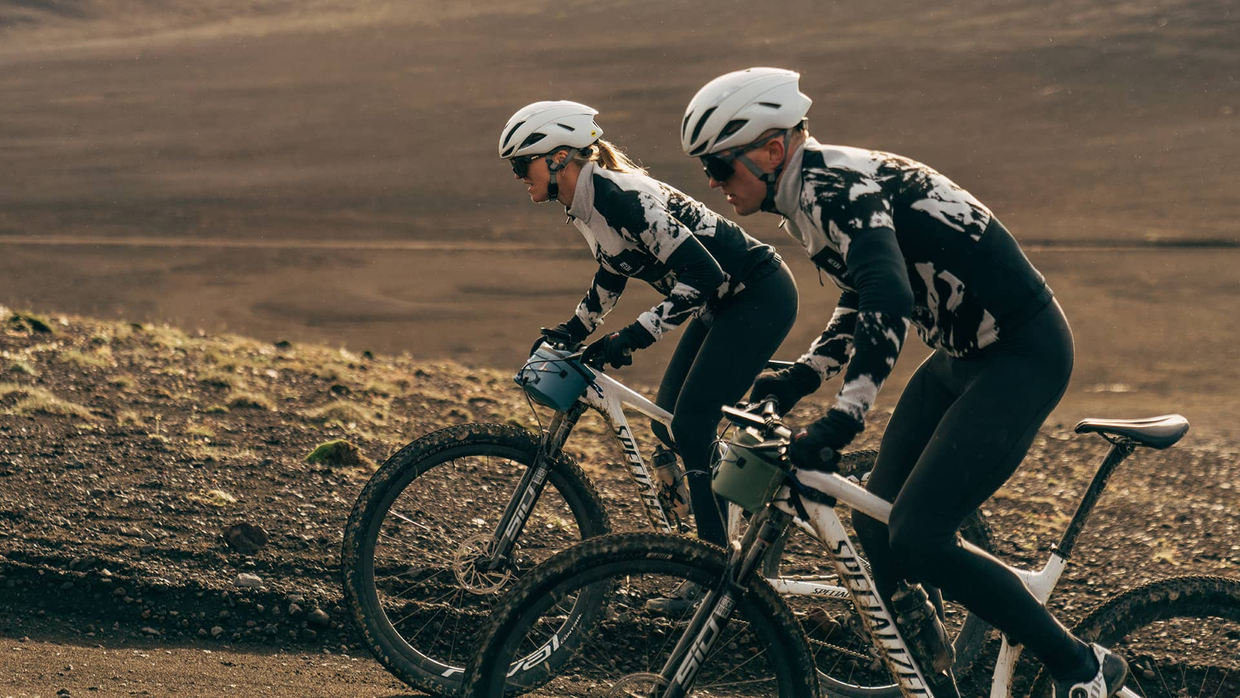 Cyklistický komplet ze spolupráce Café du Cycliste a 66 North v roce 2021