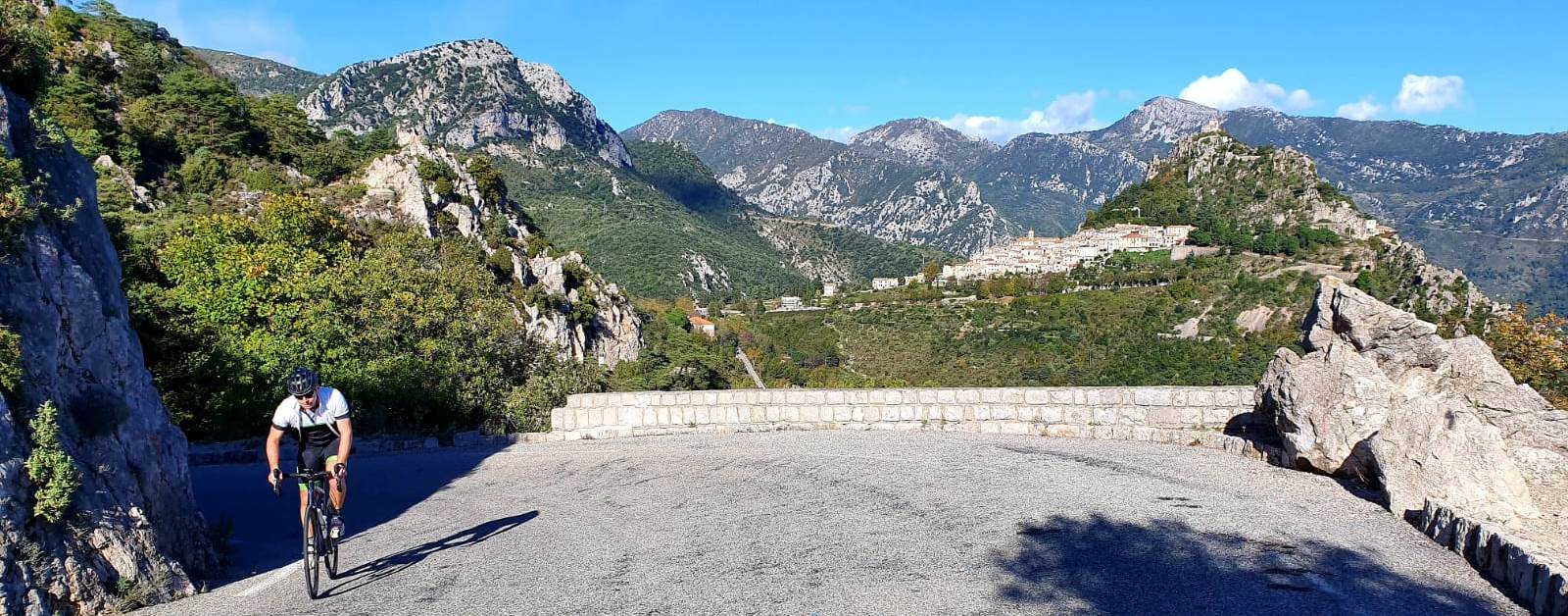 Cyklistický výjezd na Col de la Madone s výhledem na Sainte-Agnès