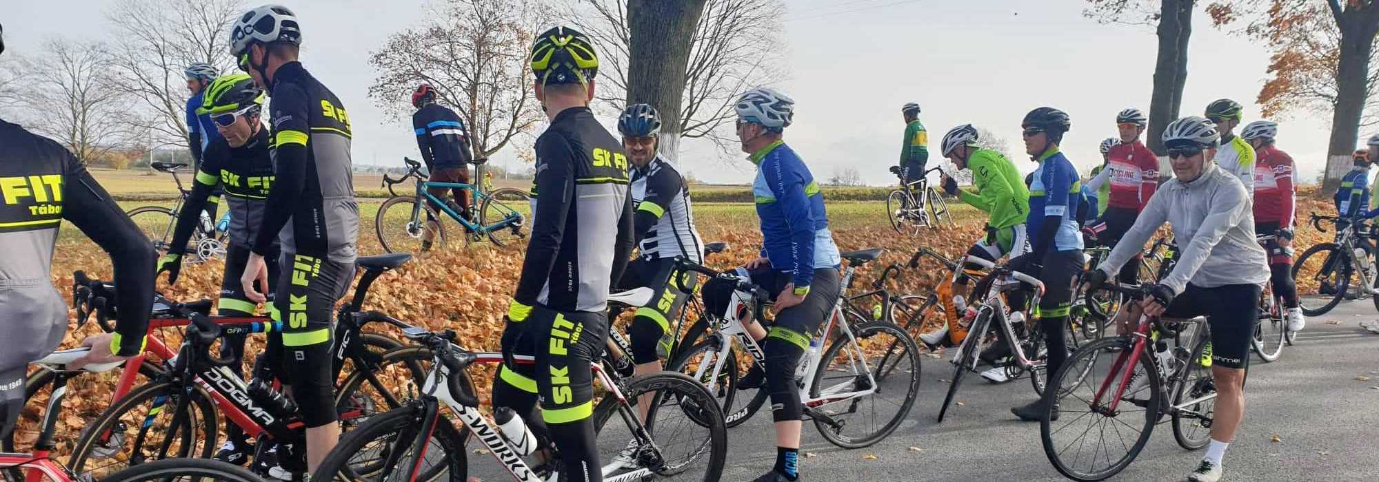 Účastníci Gran Fondo Čistý sport 2019 během zastávky