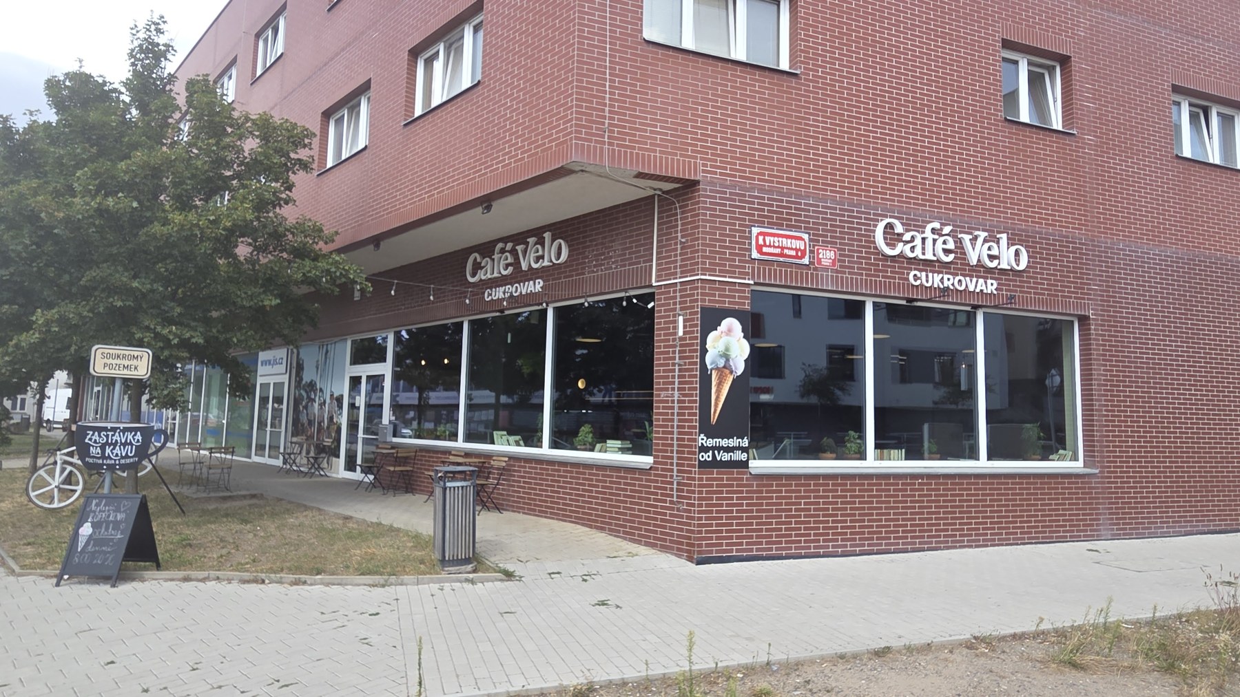Vstup do Café VELO Cukrovar