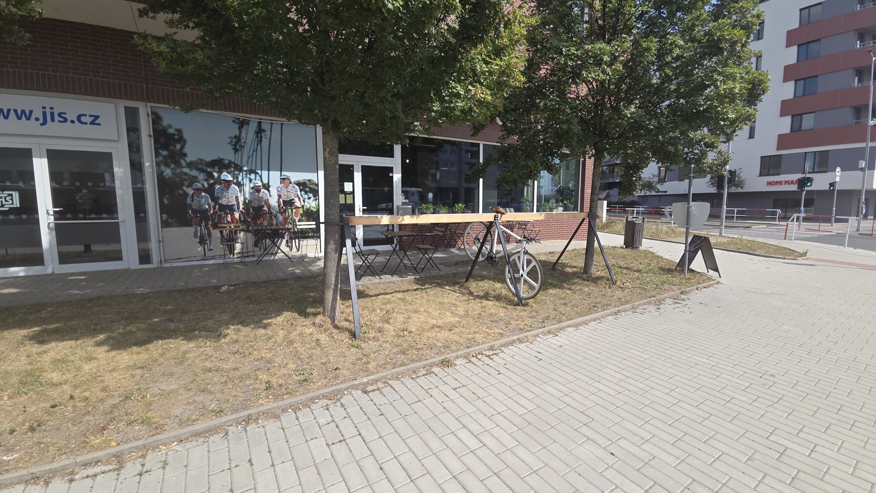 Parkování kol a venkovní posezení u Café VELO Cukrovar