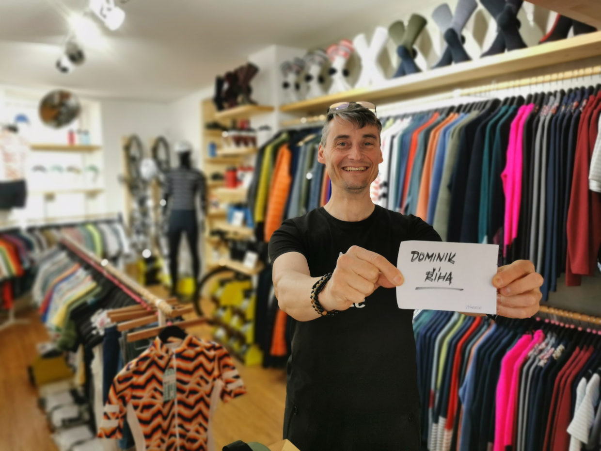 Příprava papírků při třetím výběru batohu Veloklasiku