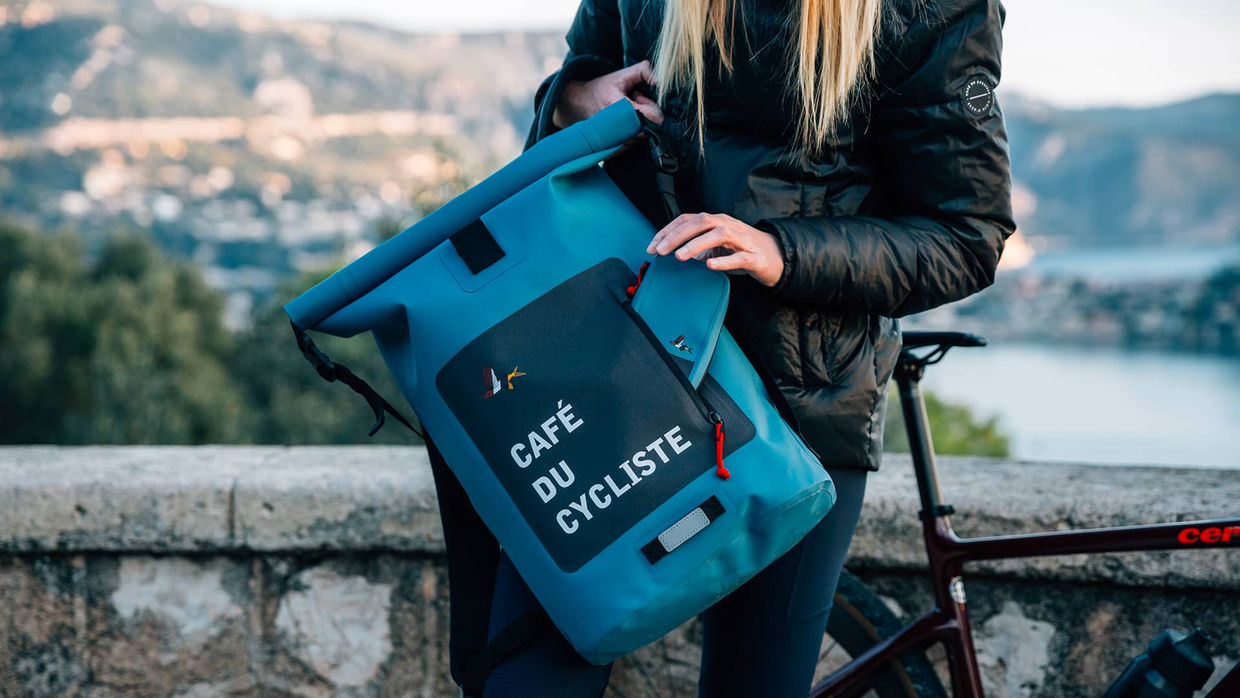 Modrá varianta batohu Café du Cycliste v roce 2021