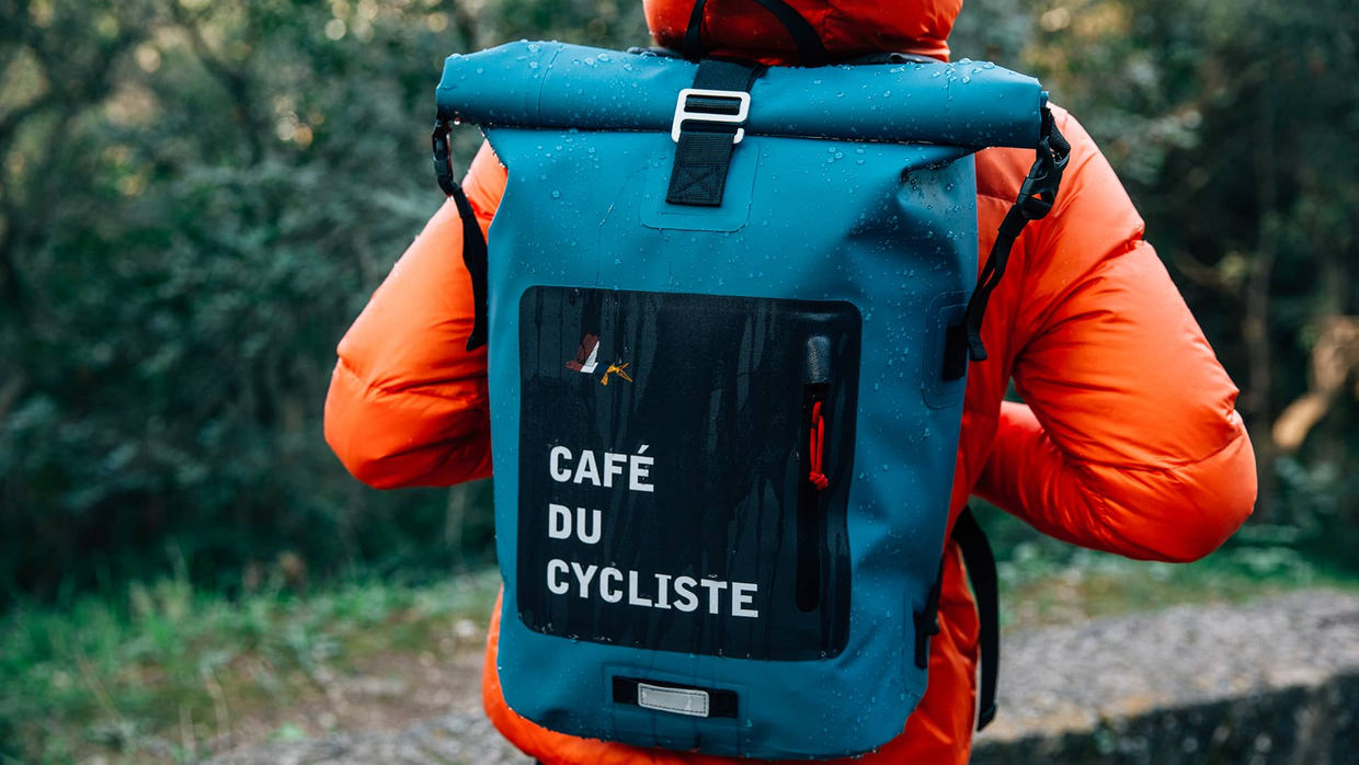Detail batohu se symbolem létající ryby Café du Cycliste