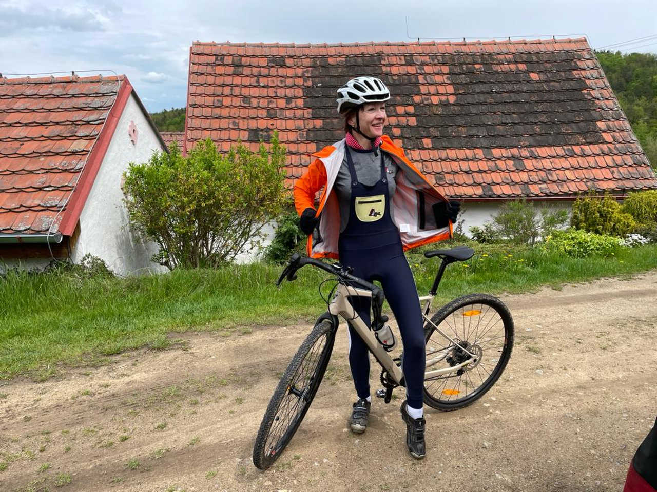 Kateřina v gravelovém oblečení Café du Cycliste s oranžovou bundou