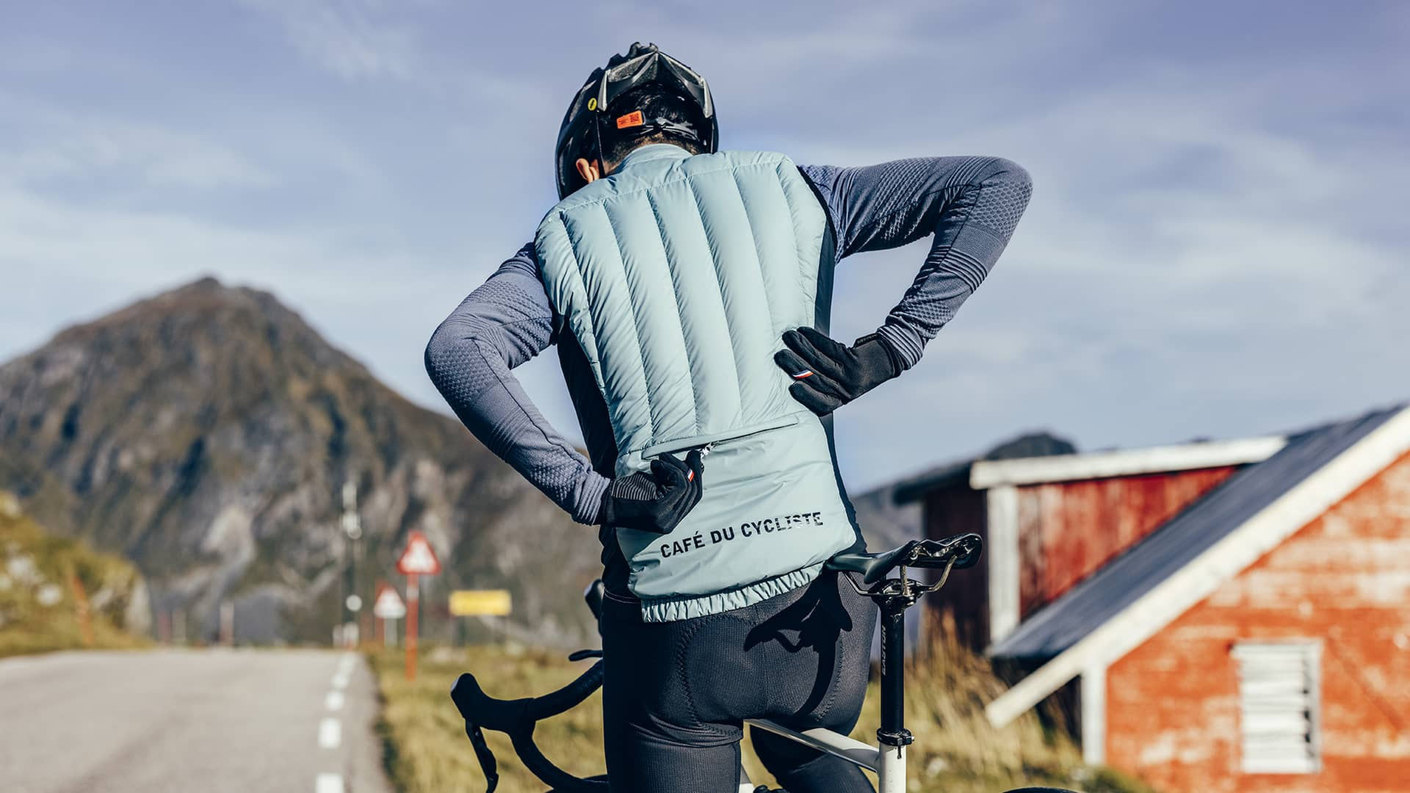 Zateplená vesta Café du Cycliste Alexia zachycená v článku z roku 2021