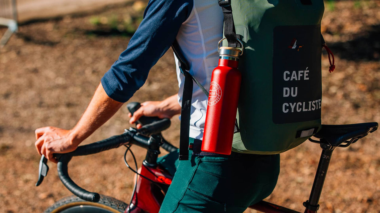 Červená izolovaná lahev na kolo z kolekce Café du Cycliste v roce 2021