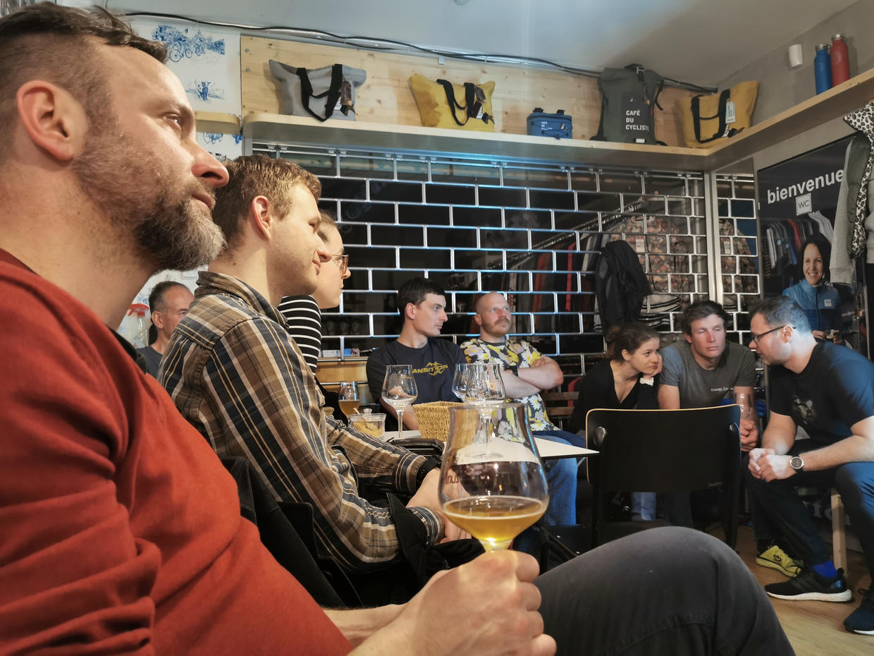 Hosté degustace pivovaru Zlatá kráva ve Veloklasiku v březnu 2022