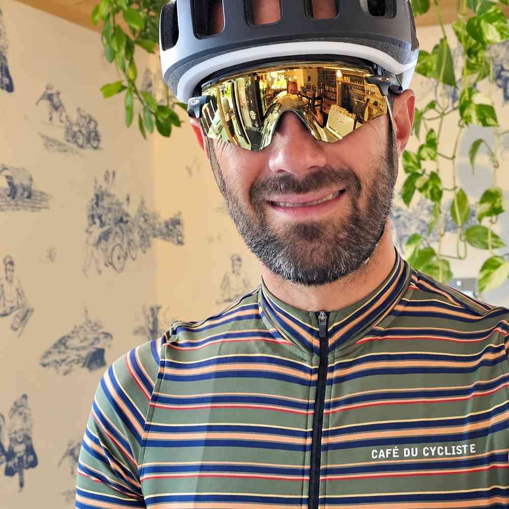 Vojta, cyklistický kamarád Veloklasiku, v helmě a dresu Café du Cycliste