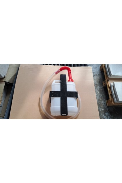 ATTACK zálevový kanystr s držákem a hadicí