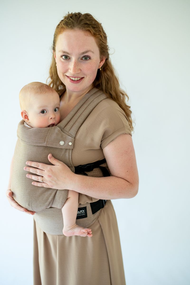 Maminka nese miminko v nosítku Qusy Standard 2.0 Walnut Twill