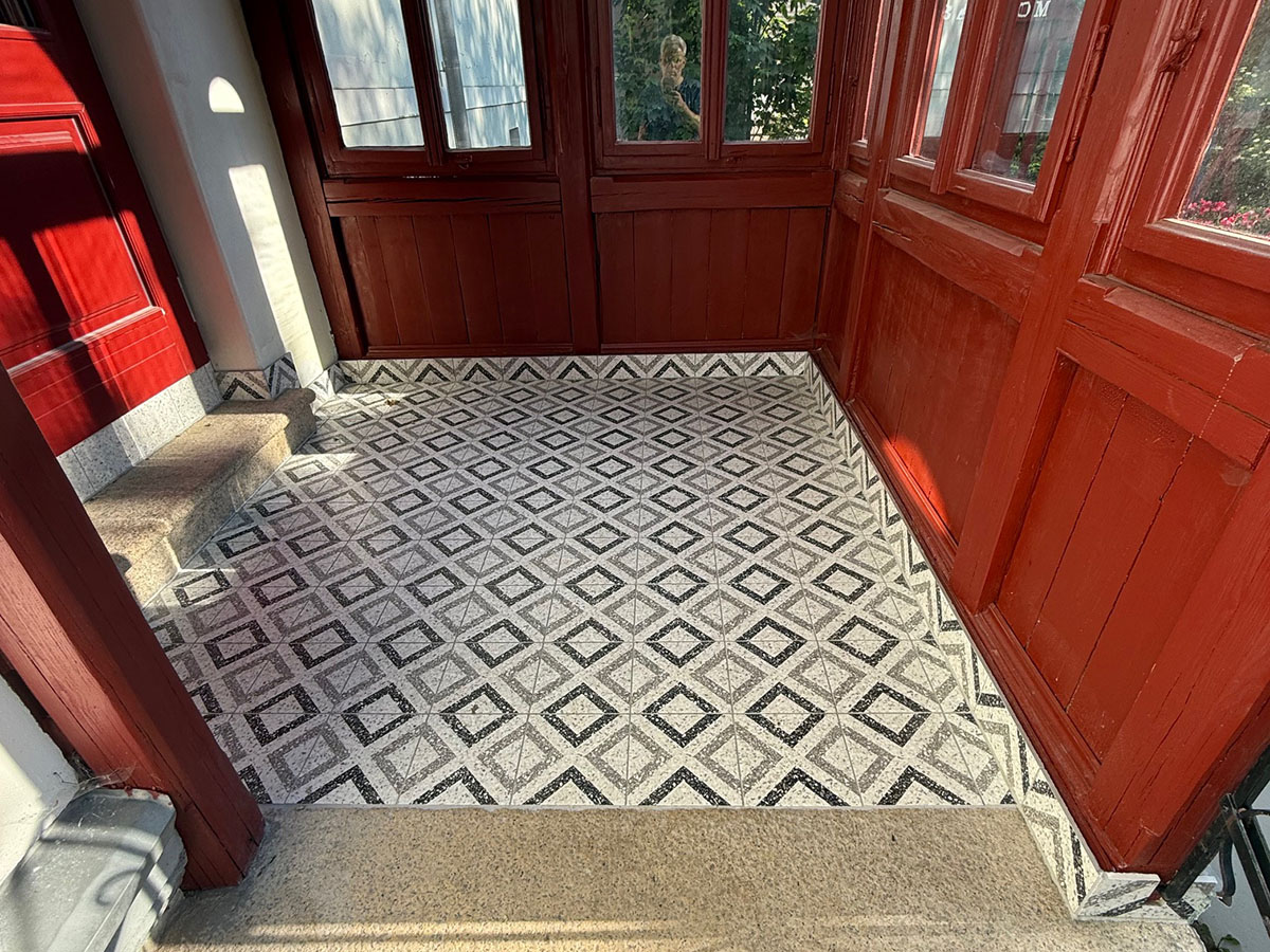 Terrazzová dlažba s geometrickým vzorem na verandě