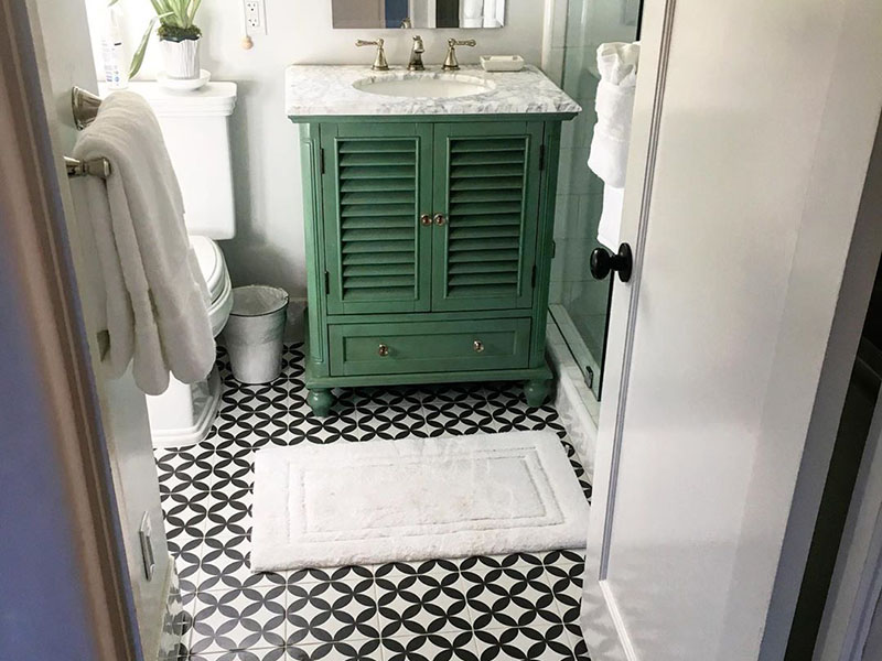 Vintage koupelna s černo bílou dlažbou s vrbovými listy