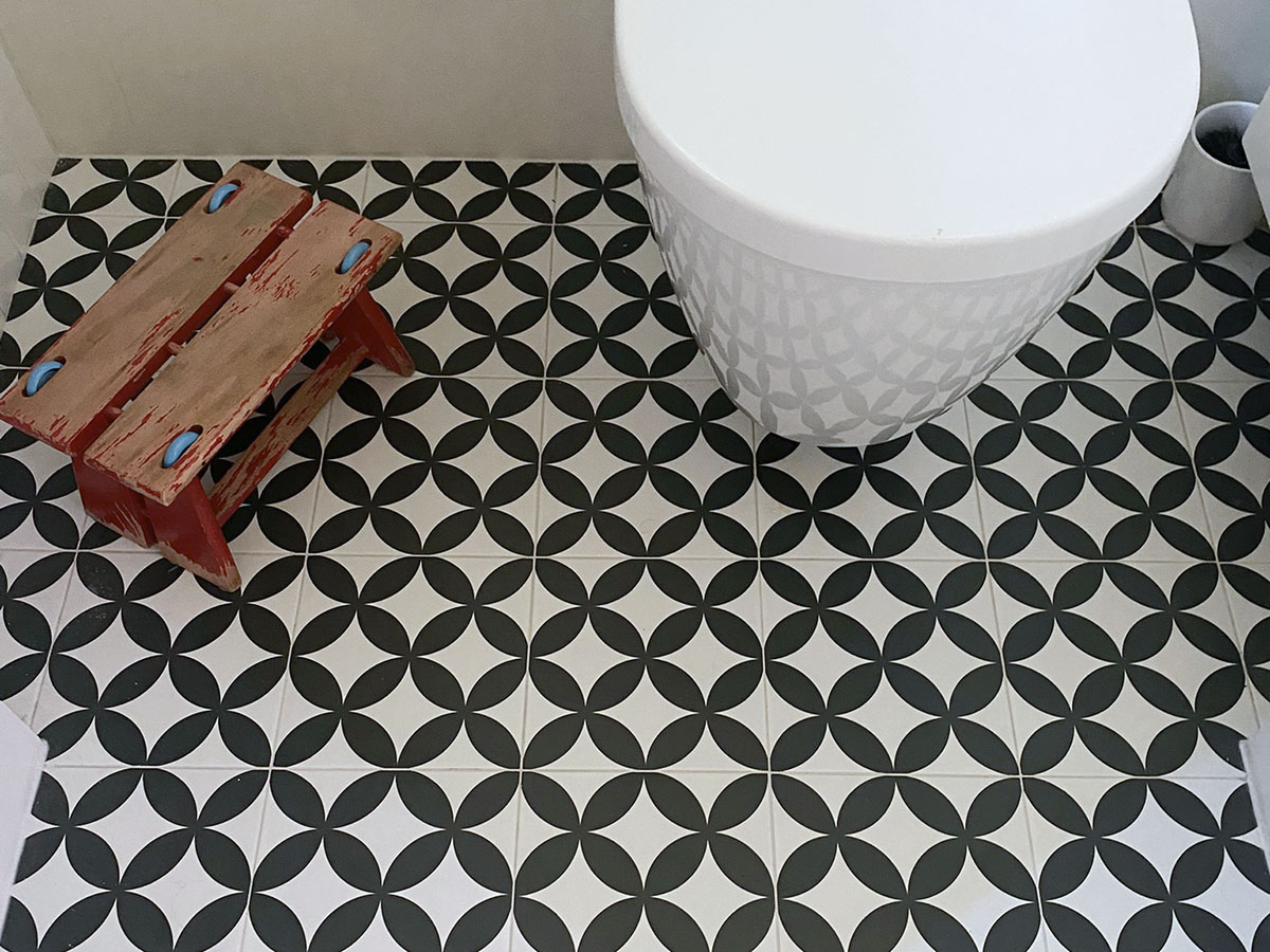 Koupelna, která dýchá světlem: Colonial White & Fleur Noir