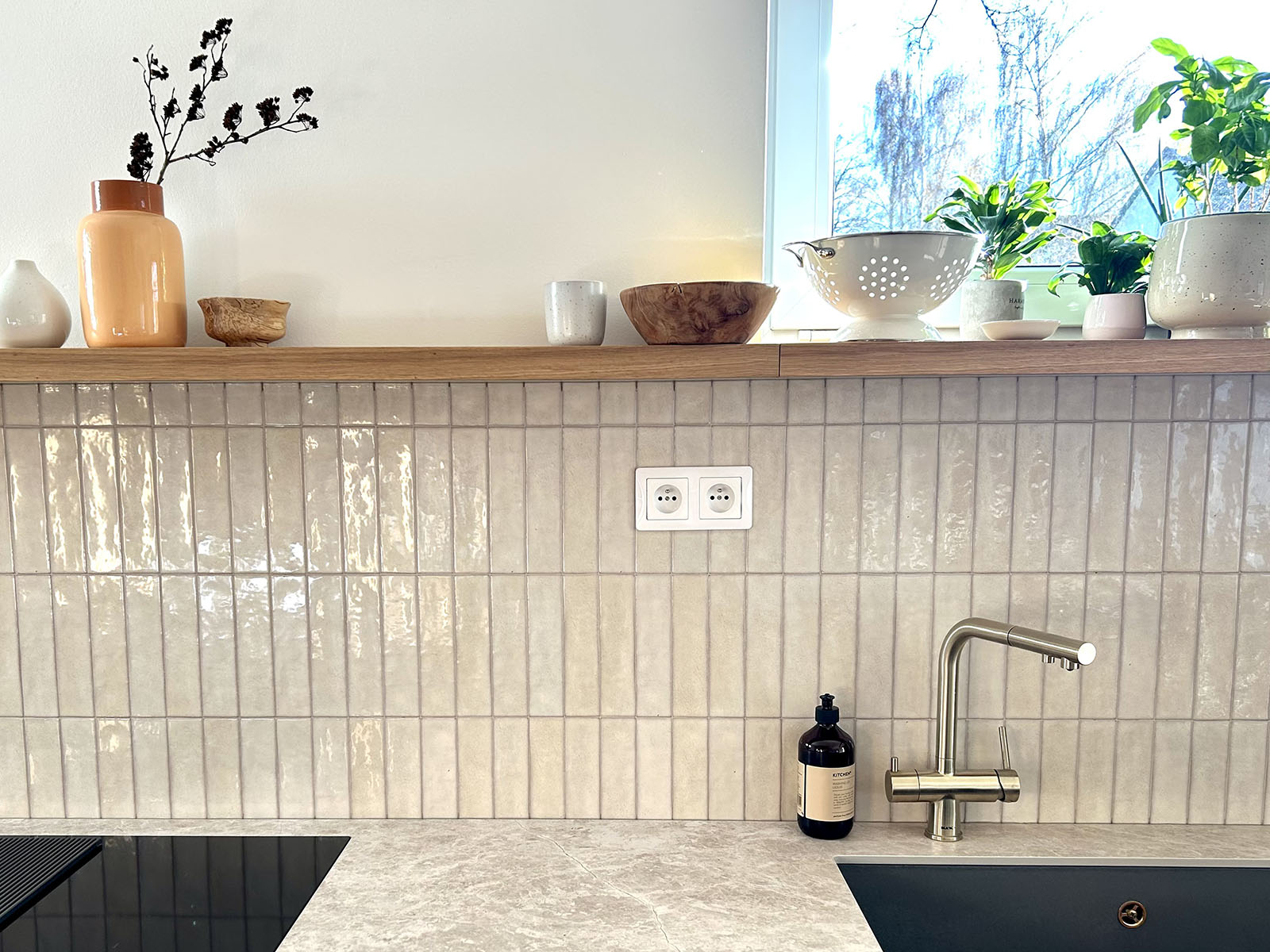 Koupelna a kuchyně v jemných tónech: růžová, béžová a přirozené světlo