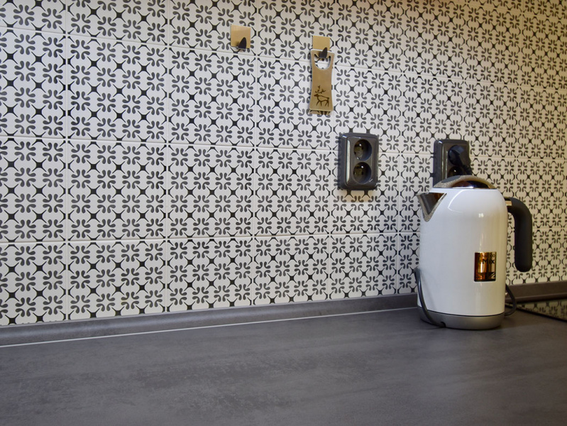 Kuchyň s obklady s jemnými vzory s Tonalite Aquarel