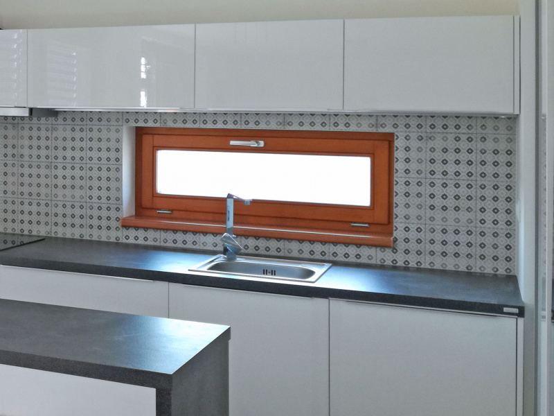 Kuchyň s minimalistickými obklady s šedým vzorem tón v tónu