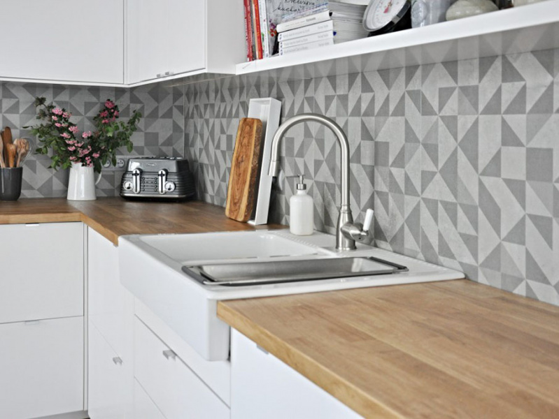 Obklady do kuchyně v imitaci betonu s trojúhelníkovým dekorem