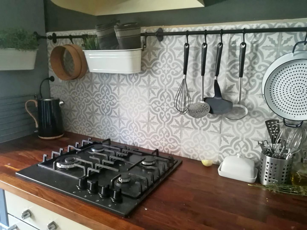 Patchwork  z cementové dlažby z různých odstínů jednoho vzoru