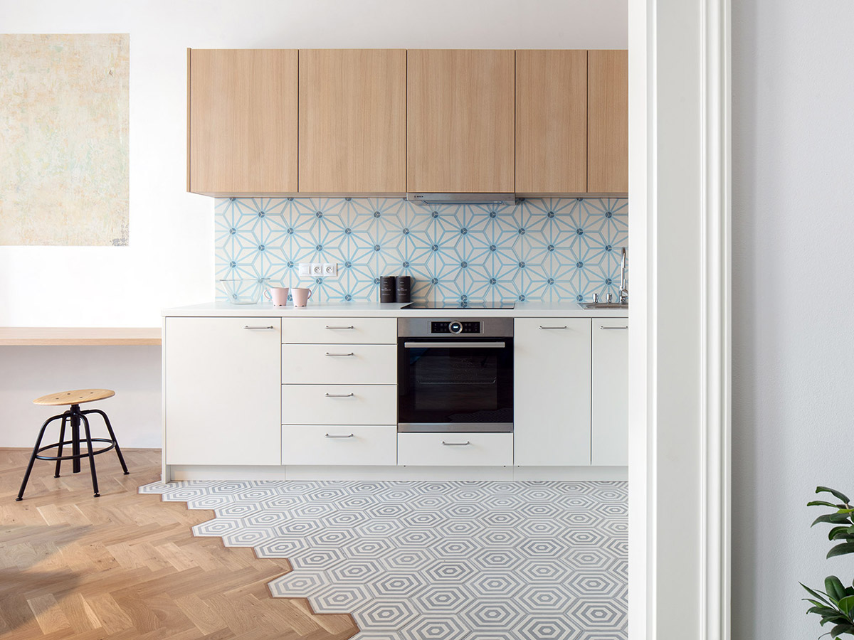 Šestihranná ručně vyrobená dlažba s napojením na dřevěnou podlahu