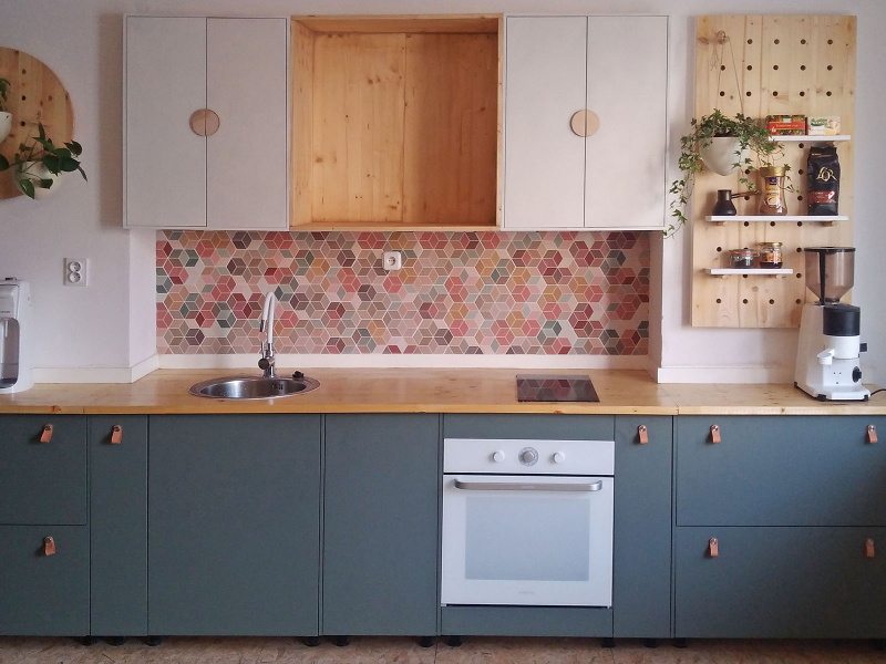 Minimalistická a zároveň pestrobarevná kuchyň s Minimou