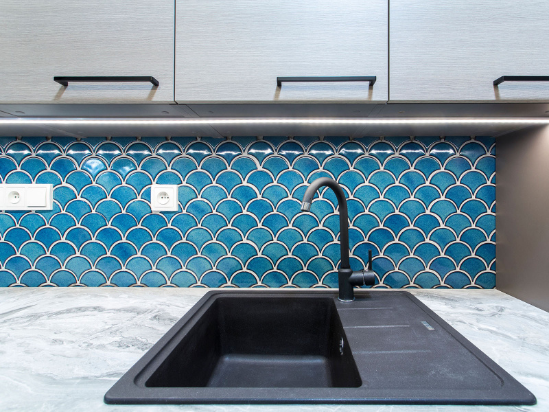 Kuchyně s mořskou mozaikou ve tvaru rybí šupiny