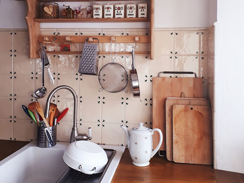 Selská kuchyně s obkladem s jemnými zelenými zvonky v rozích