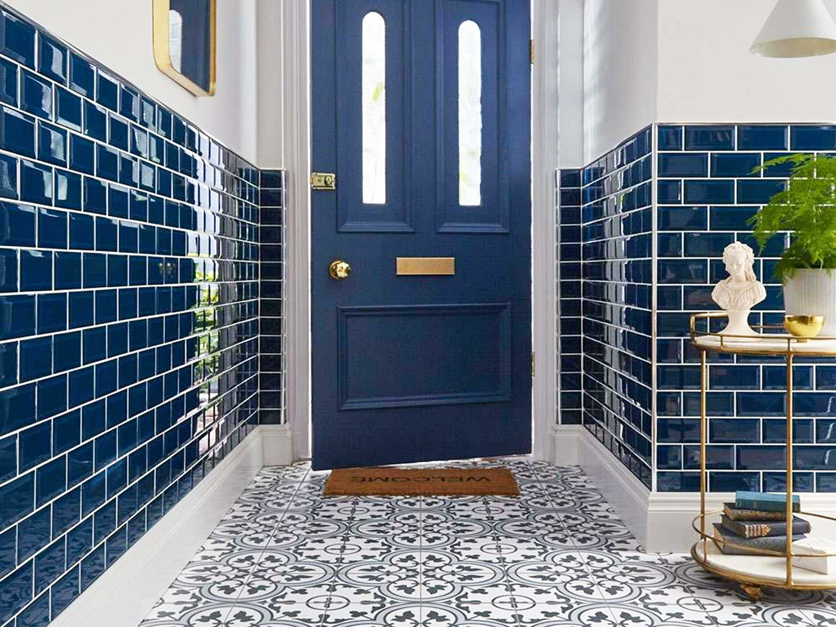 Vstupní chodba s retro obklady v kobaltové modři
