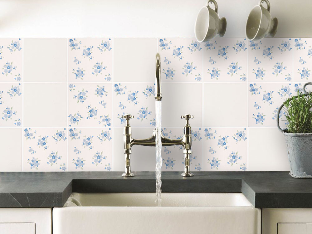 Myosotis s modrými kytičkami zútulní každou kuchyni