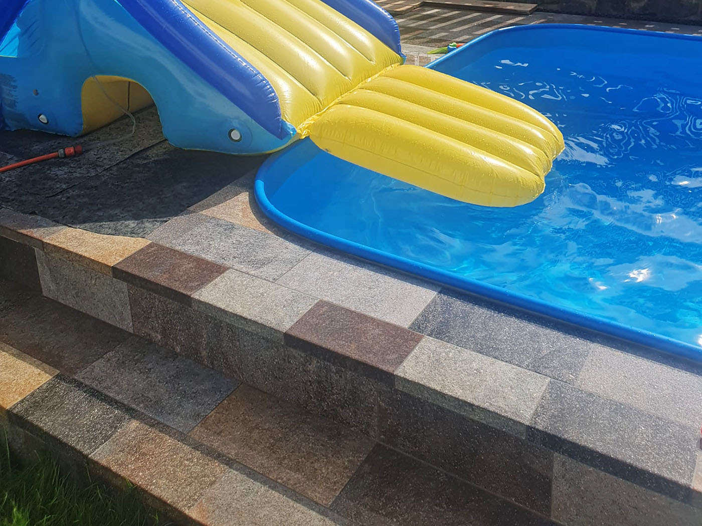 Realizace s rustikální venkovní dlažbou v imitaci terakoty