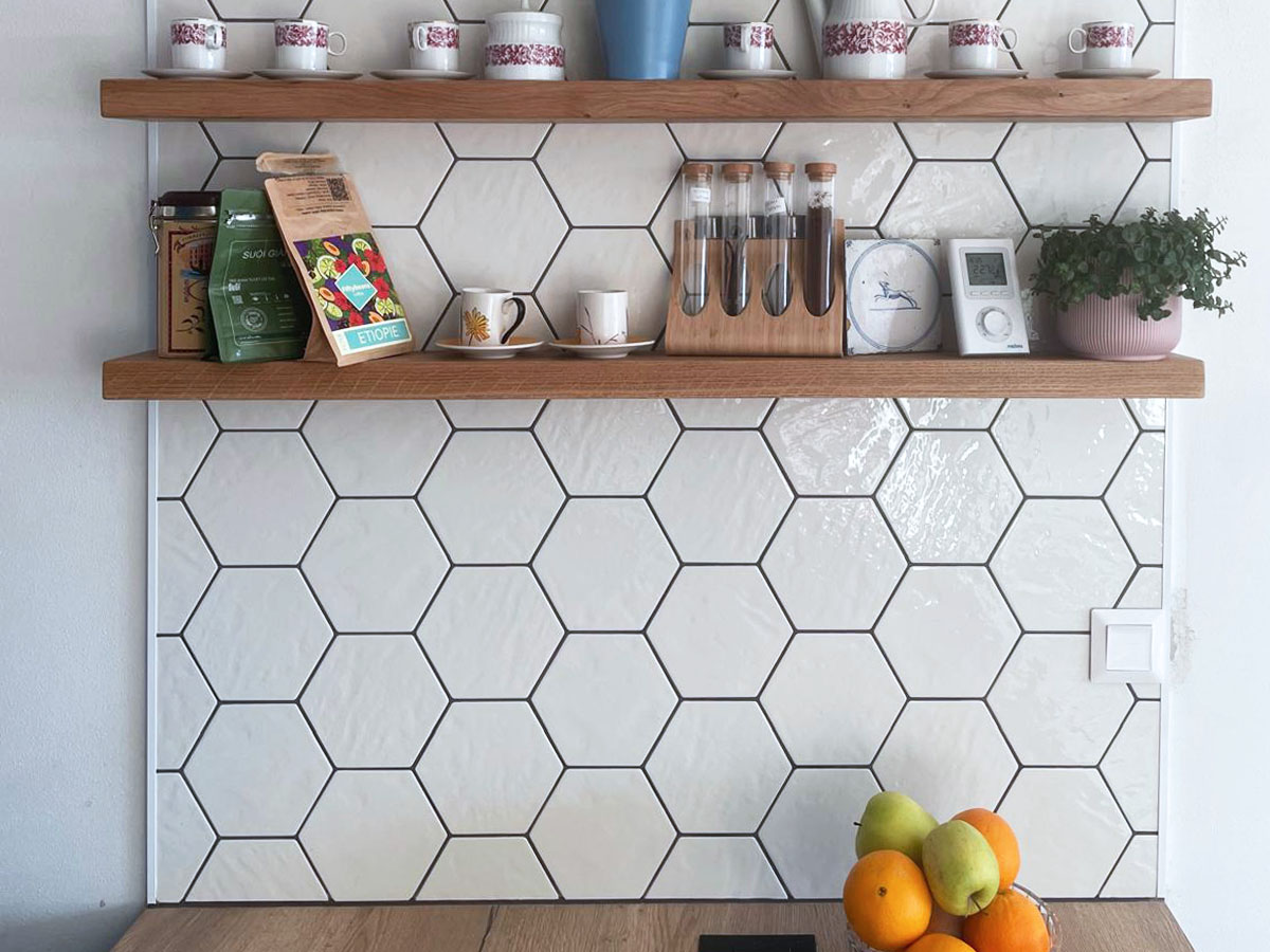 Hexagonální obklady v bílé s patinou ruční výroby