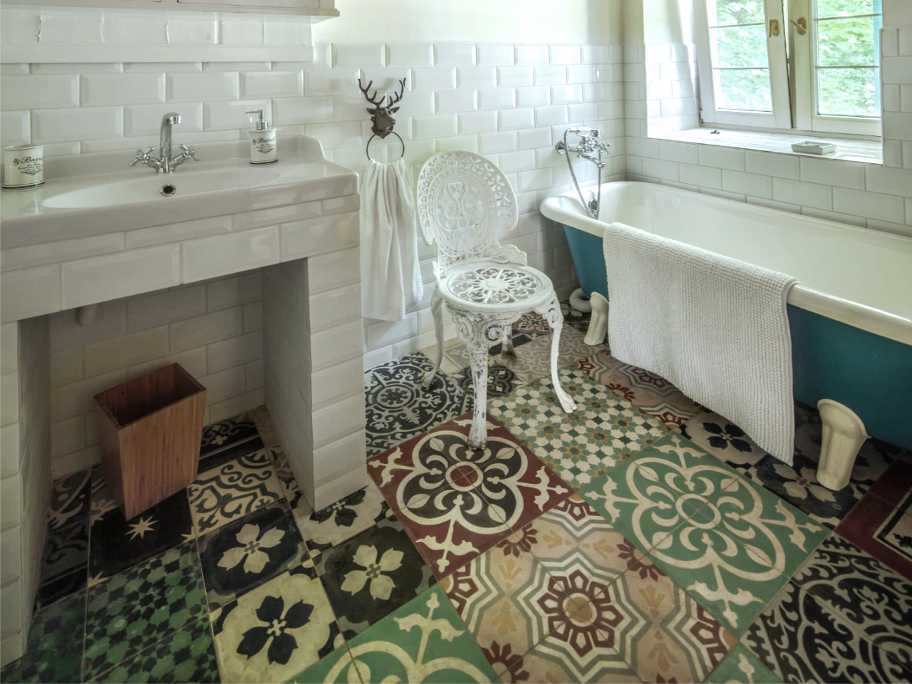 Vzorované dlaždice v koupelně