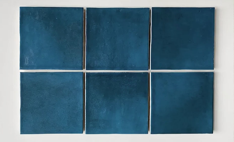 Modré obklady ve stylu zellige