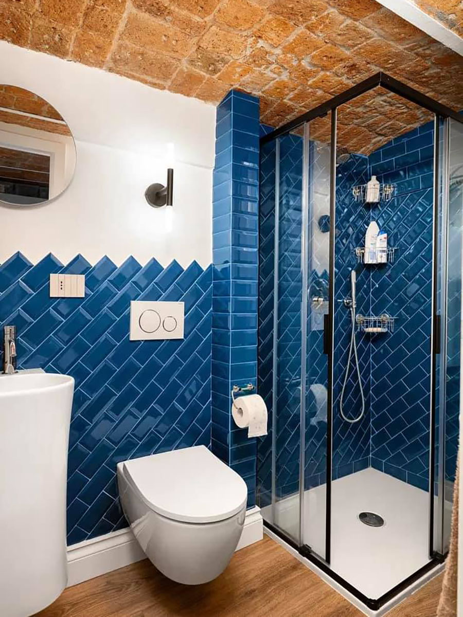 Modrá koupelna – metro obklady s 3D zkosením – diagonální cihla