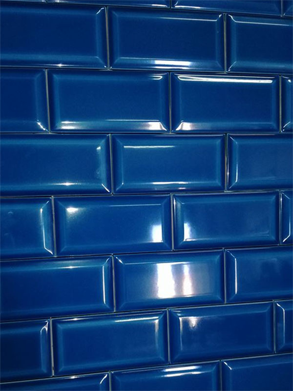 Detail – tmavě modré metro obklady s plastickou 3D hranou v diagonální cihlové vazbě